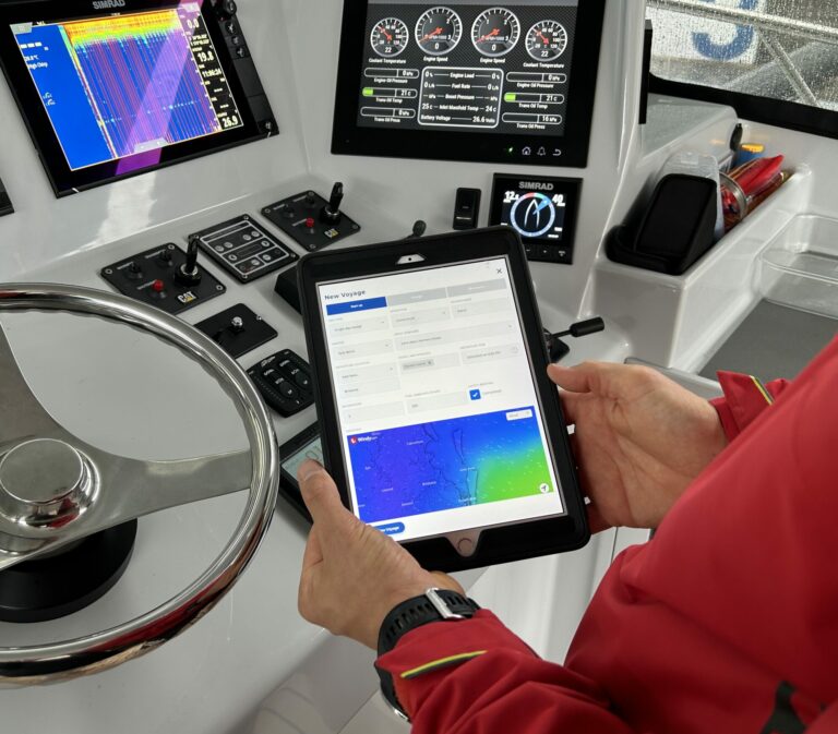Navigating Efficiency: The Top 8 Features of Vessel Management Software for Commercial Use